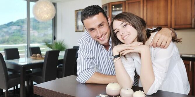 Limpiamuebles. Limpia, nutre y abrillanta Limpiamuebles. Limpia, nutre y abrillanta