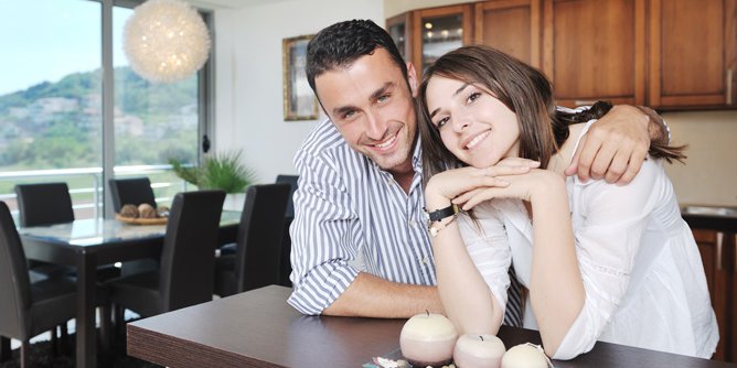 Limpiamuebles. Limpia, nutre y abrillanta Limpiamuebles. Limpia, nutre y abrillanta